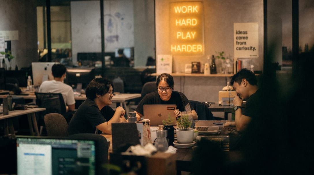 Tim Folkastudio bekerja di kantor open office