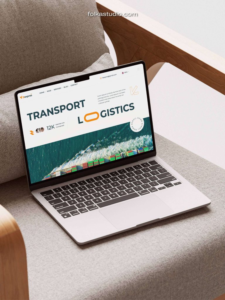 laptop dengan tampilan website logistik atau ekspor impor